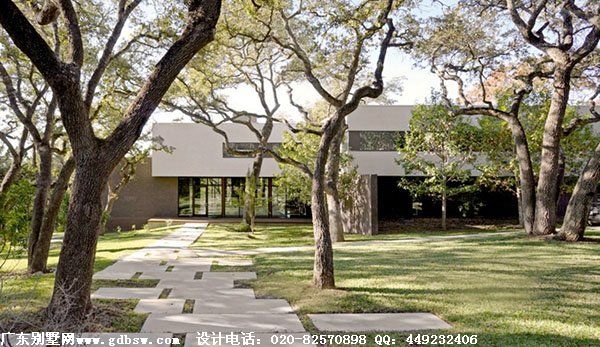 橡树林中的住宅:德克萨斯西湖山别墅